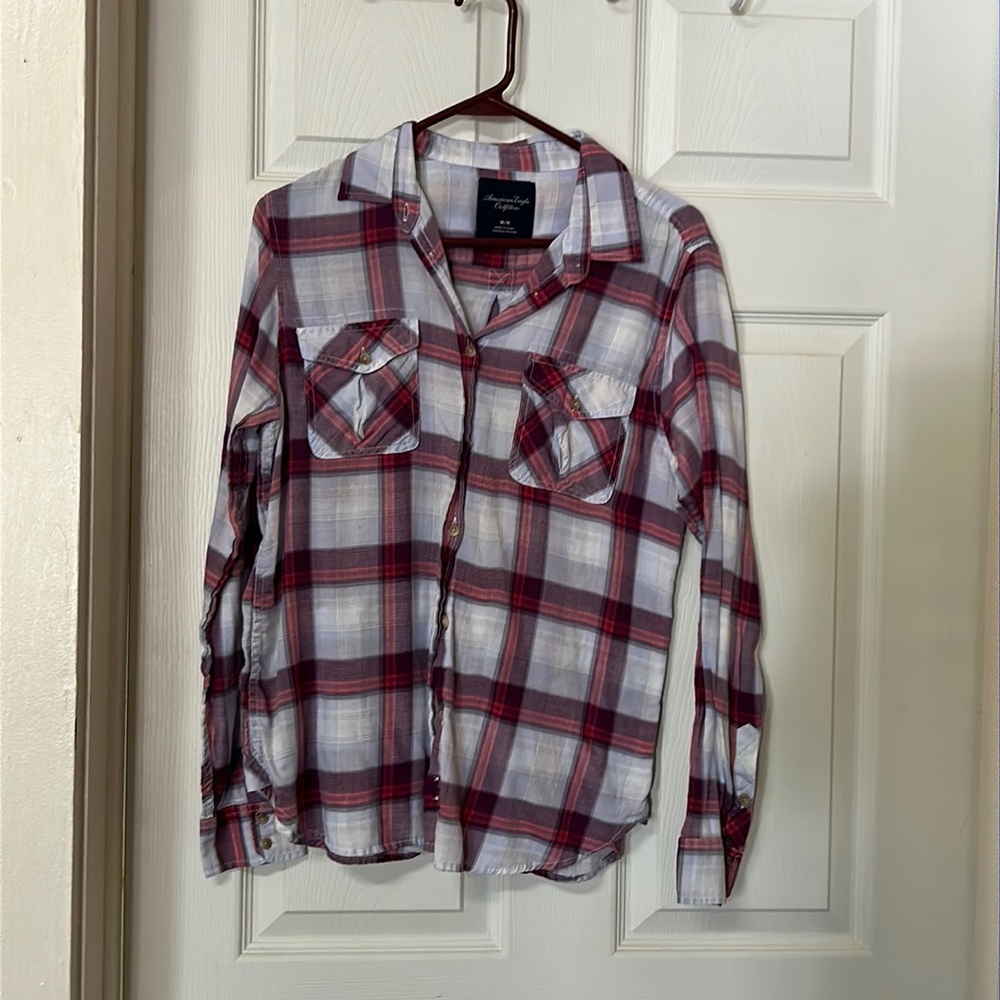 Super cute, light weight button down. Perfect for those fall cool nights!